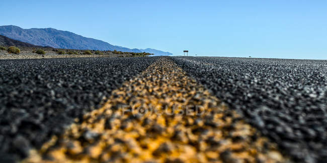 Surface level view of Death valley road, California, America, USA — Stock Photo