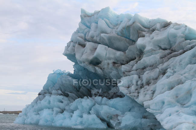 Vista panorámica del iceberg flotando en la laguna de Joekulsarlon, Islandia - foto de stock