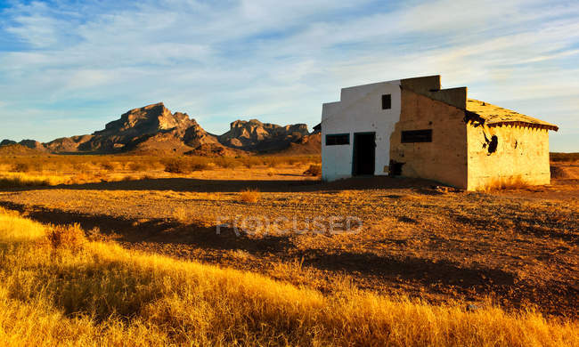 Vue panoramique de la maison abandonnée près de Saddleback Mountain, Harquahala, Arizona, USA — Photo de stock
