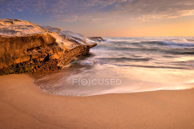 Lever de soleil panoramique sur la plage, Sunset Cliffs Natural Park, Californie, États-Unis — Photo de stock