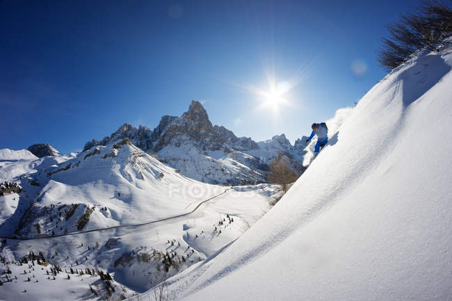 Людина лижі на зиму схил, Доломітові Альпи, Італія — стокове фото