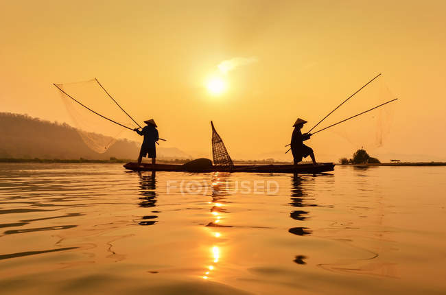 Silhouette of Two fishermen in boat on Mekong river, Thailand — Stock Photo