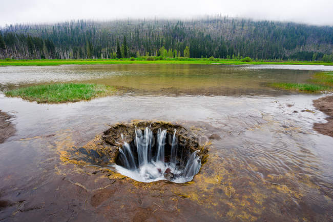 Мальовничим видом втратив озеро лави трубки зливу, Орегон, Америка, США — стокове фото