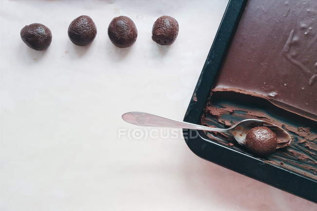 Tablett mit Schokolade und Löffel mit Schokokugel — Stockfoto