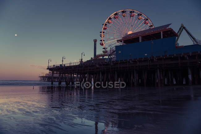 Santa Monica Pier ao nascer do sol, Los Angeles, Califórnia, América, EUA — Fotografia de Stock