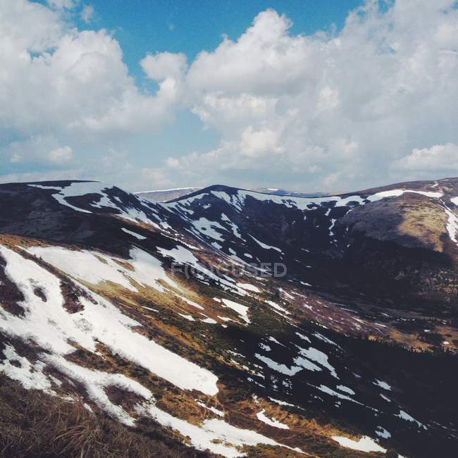 Vista panorámica de majestuosas montañas en la nieve - foto de stock