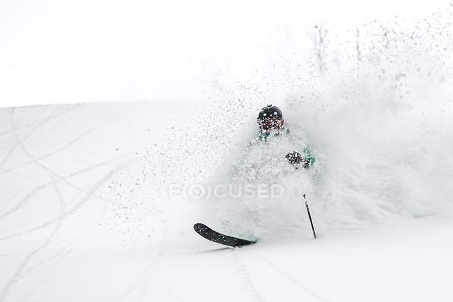 Schneller Skifahrer auf einem Schneehang mit hoher Geschwindigkeit in den Alpen, Österreich — Stockfoto