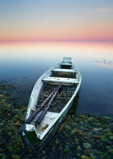 Vista panorámica del barco en un lago, Lituania - foto de stock