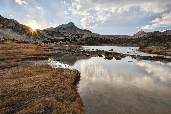 Coucher de soleil sur North Peak et Greenstone Lake, Californie, États-Unis — Photo de stock