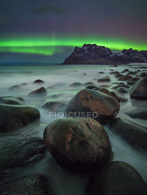 Luci del Nord sulla spiaggia di Uttakleiv, Isole Lofoten, Norvegia — Foto stock