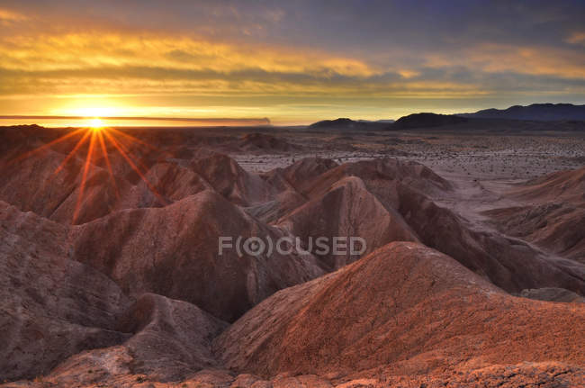 Estados Unidos, California, Parque Estatal Anza-Borrego, Salida del sol sobre las tierras baldías - foto de stock