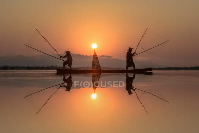 Силуэт двух рыбаков в лодке на реке Меконг, Таиланд — стоковое фото