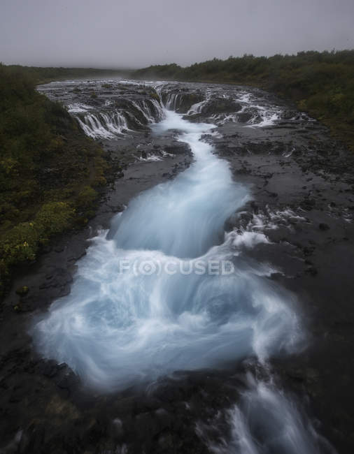 Vista panorámica de la hermosa cascada de bruarfoss, Brekkuskogur, Islandia - foto de stock