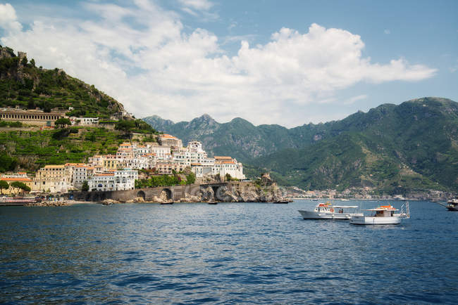 Vista panorámica de la costa de Amalfi, Campania, Italia - foto de stock