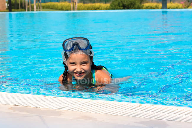 Sorrindo Menina vestindo óculos na piscina — Fotografia de Stock