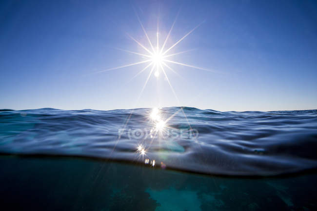 Vista panorámica del sol que brilla sobre el océano - foto de stock