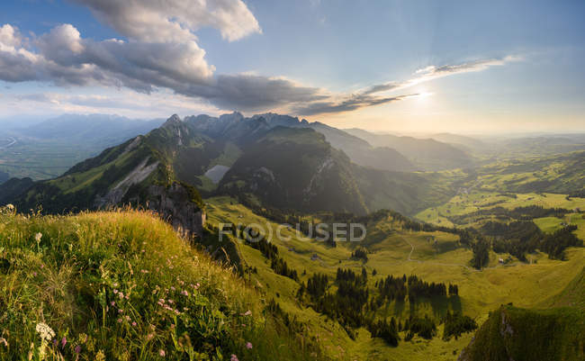 Vue panoramique sur la nature majestueuse d'Alpstein, Suisse — Photo de stock