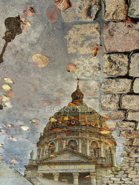 Reflexion der Marmorkirche in einer Pfütze, Kopenhagen, Dänemark — Stockfoto
