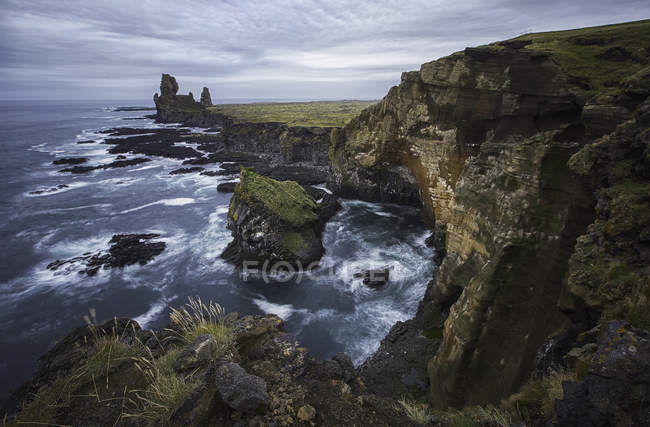 Vista panorámica de la costa de la península snaefellsness, Islandia - foto de stock