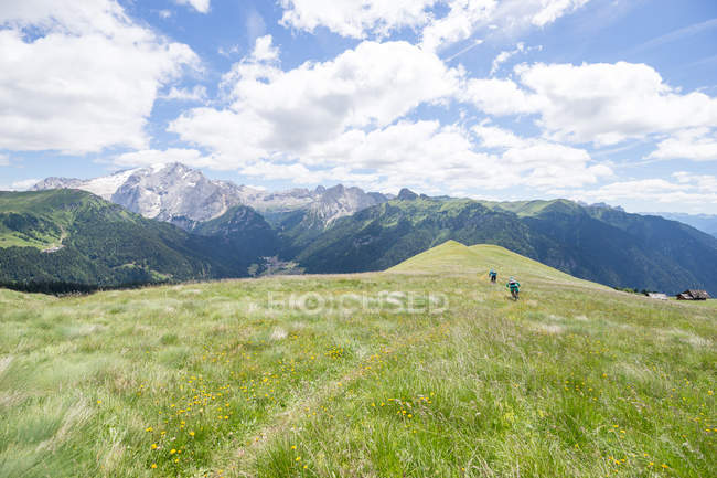Man and woman mountain bike along trail, Dolomites, Itália — Fotografia de Stock