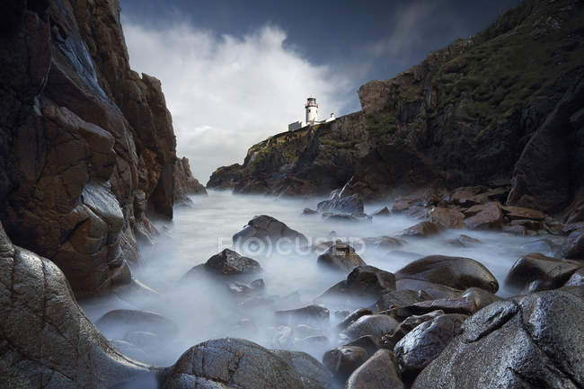 Irland, Donegal, majestätischer Fernblick auf den Leuchtturm — Stockfoto