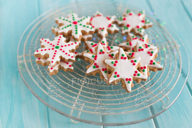 Крупный план тарелки со снежинками и печеньем в форме звезды — стоковое фото