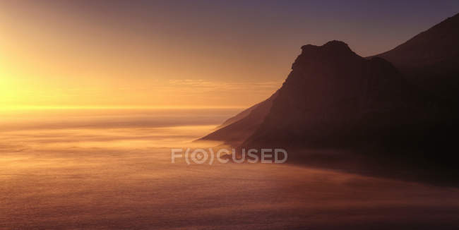 Південна Африка, Мис півострова, захід сонця через хмари освітлена Chapmans пік — стокове фото