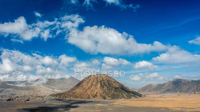 Облака на горе Баток. Индонезия, Бромо-Тенггер-Семеру — стоковое фото