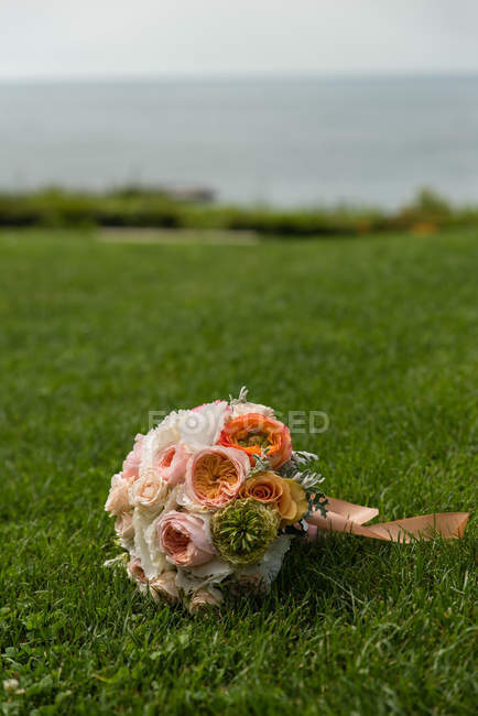 Scenic view of wedding bouquet on grass — Stock Photo