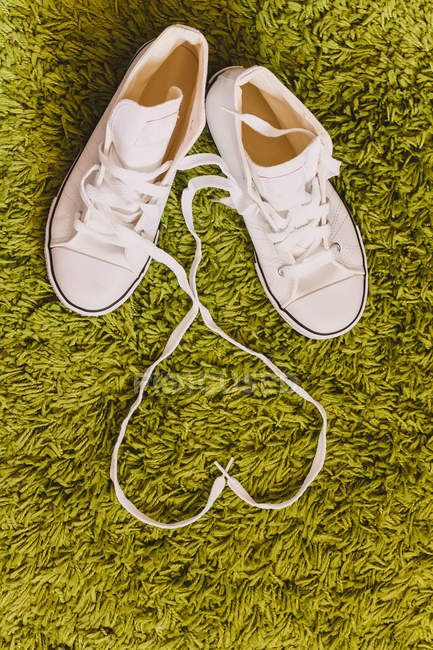 Кроссовки со шнурками в форме сердца — стоковое фото