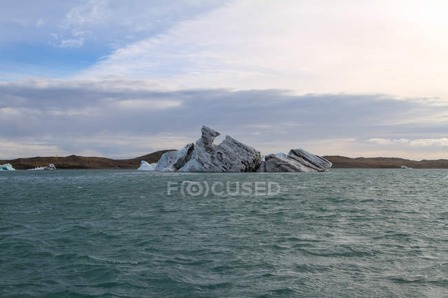 Vista panorámica del iceberg rayado flotando en la laguna de Joekulsarlon, Islandia - foto de stock