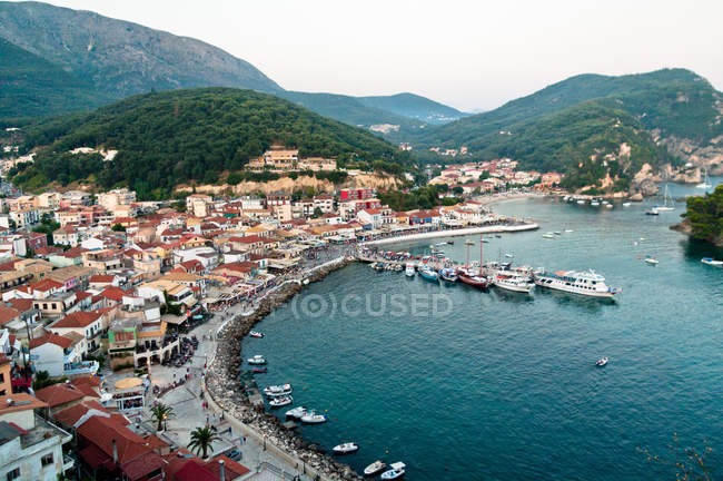 Vista panoramica sul porto e sul lungomare, Parga, Grecia — Foto stock