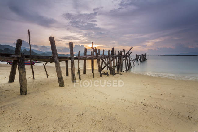 Мальовничий вид на пристань на чорний пісок пляжу на заході сонця, Лангкаві, Малайзія — стокове фото