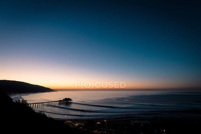 Мальовничий вид на схід сонця над океаном, Малібу, Каліфорнія, Америка, США — стокове фото