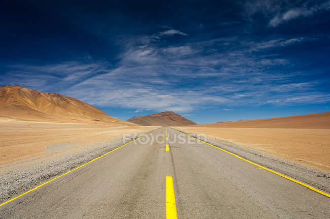 Chili, Altiplano, malerischer Blick entlang der Asphaltstraße in der Wüste — Stockfoto