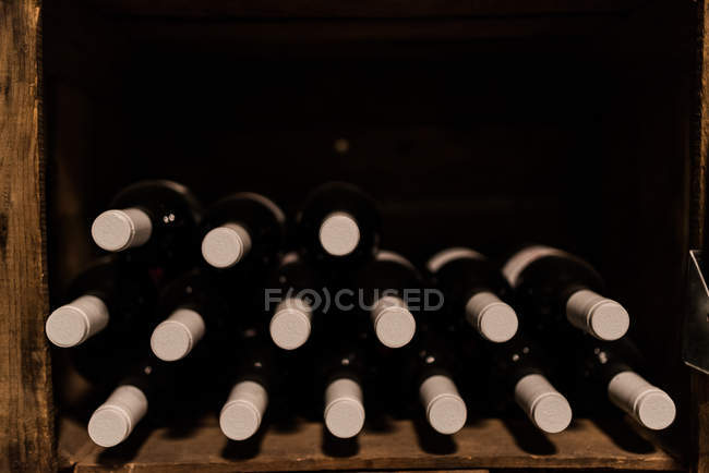 Vista close-up de garrafas de vinho branco na prateleira — Fotografia de Stock