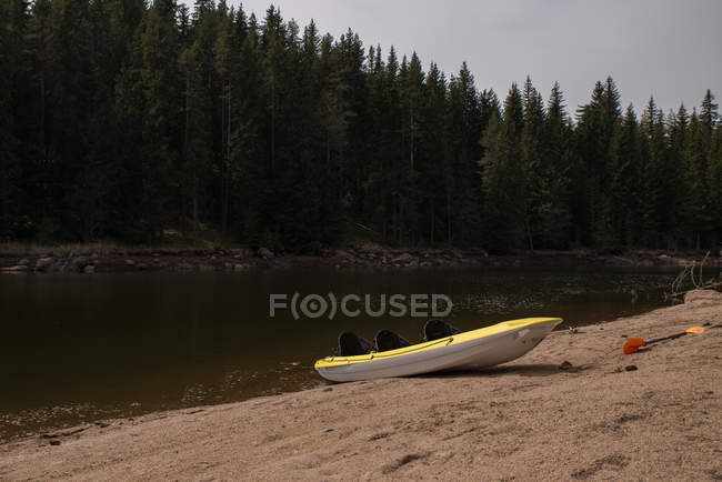 Vista panorámica de la canoa en la playa del río - foto de stock