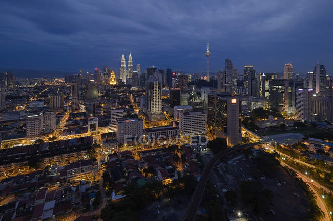 Vue panoramique sur le paysage urbain au crépuscule, Kuala Lumpur, Malaisie — Photo de stock