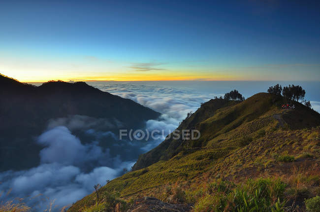 Faszinierender Blick auf den Mount Rinjani über den Wolken, Lombok, West Nusa Tenggara, Indonesien — Stockfoto