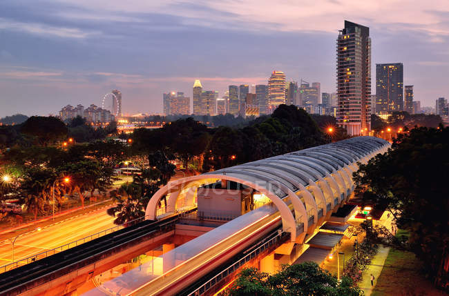 Vista panorámica de la estación de tren MRT y el horizonte, Singapur - foto de stock