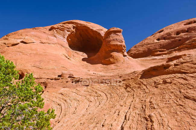 Malerischen Blick auf quadratische Haus Bogen Felsformation, Mystery Valley, arizona, Amerika, USA — Stockfoto