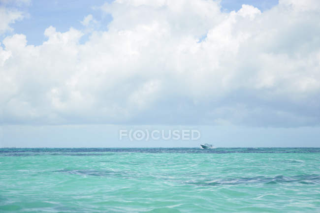 Живописный вид на катер, плывущий в Карибском море, Майя Рифаа, Мексика — стоковое фото