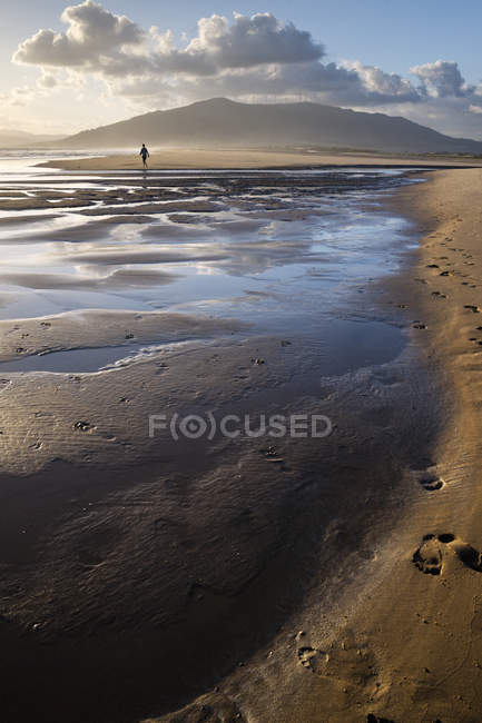 Silhueta de pessoa distante caminhando na praia, Los Lances, Tarifa, Andaluzia, Espanha — Fotografia de Stock