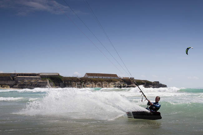 Man kitesurfen im meer, los lances strand, tarifa, andalucia, spanien — Stockfoto