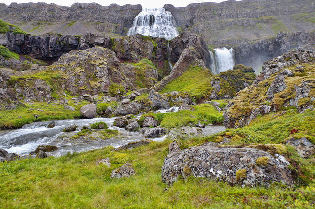 Vue panoramique sur la cascade de Dynjandi, Arnarfjord, Islande — Photo de stock