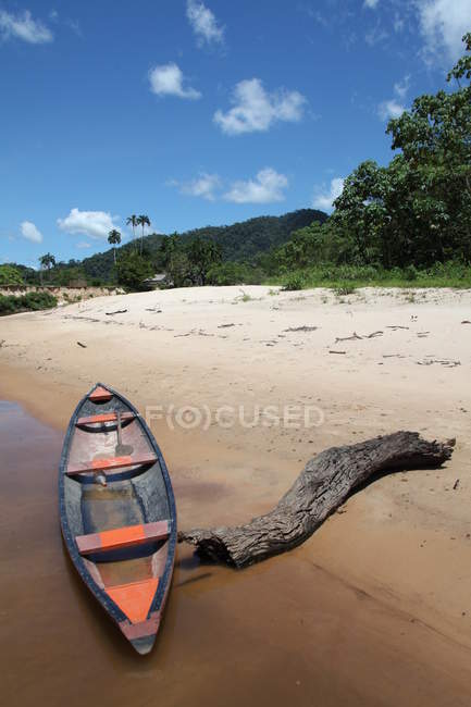 Vista panorámica de la canoa en la orilla del río Amazonas, Acre, Brasil - foto de stock