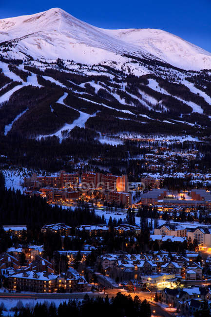 Vista panorámica de las pistas de esquí, Breckenridge, Colorado, EE.UU. - foto de stock