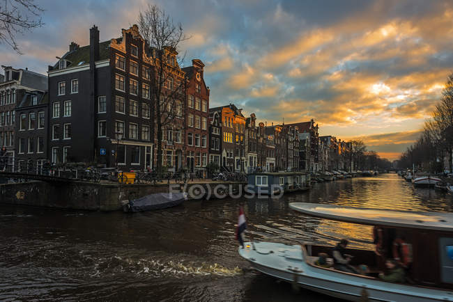 Vue panoramique sur le canal au coucher du soleil, Amsterdam, Hollande — Photo de stock