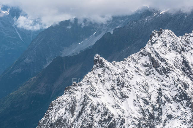 Bela paisagem com neve coberta montanha pico — Fotografia de Stock