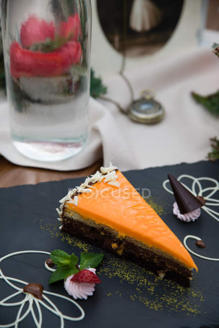 Кусок тыквенного пирога поверх черной доски — стоковое фото